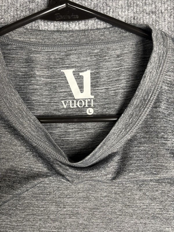 Vuori Men’s Performance Tee Front Pocket Heather Gray Size Large gallery