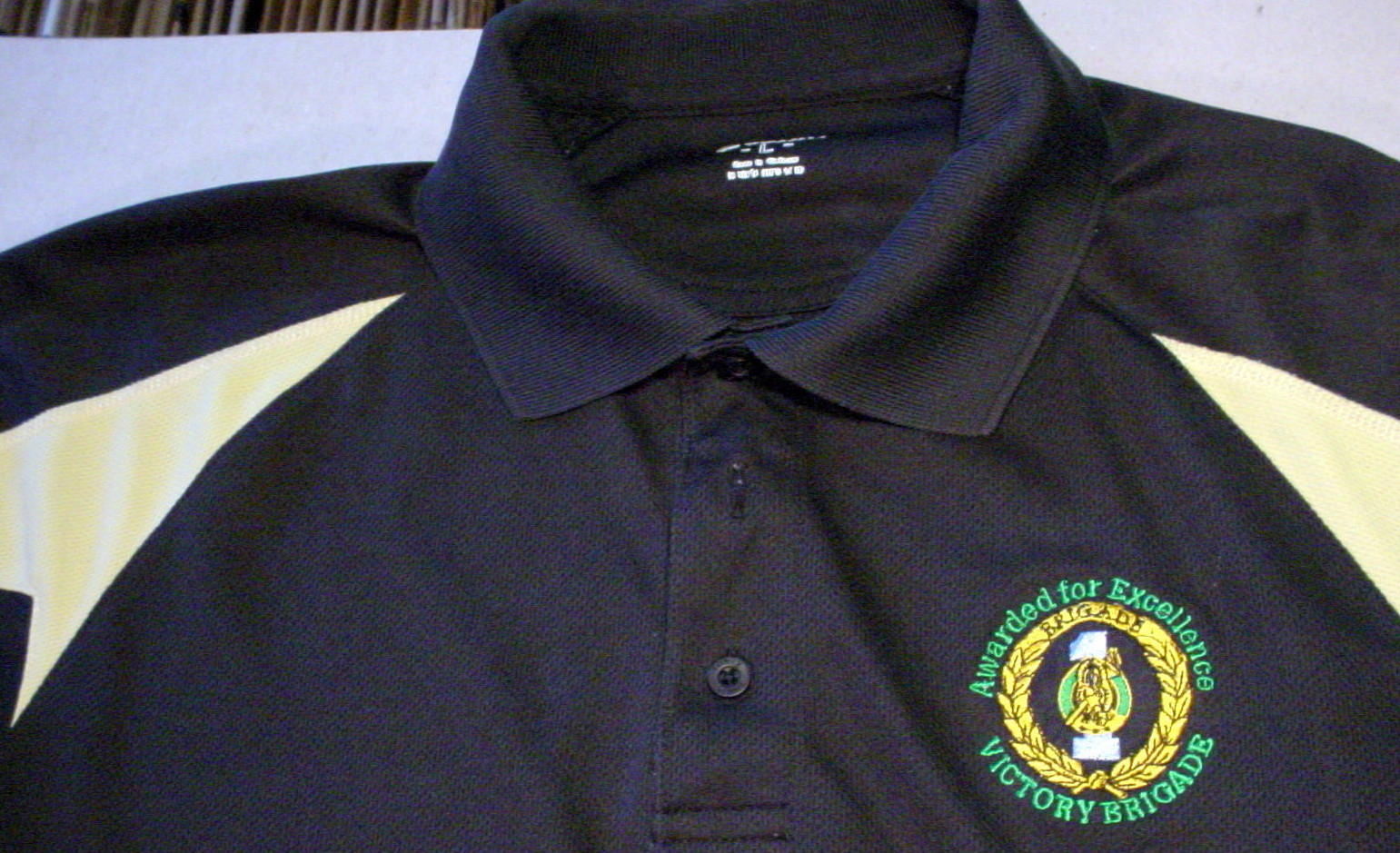 US Army Awarded for Excellence Victory Brigade Tonix Military Golf Shirt Size L gallery