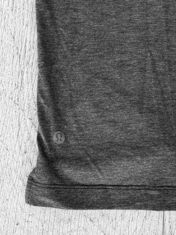 Men’s Lululemon Small Dark Gray Heather Short Sleeve Pocket T Shirt - PreOwned gallery