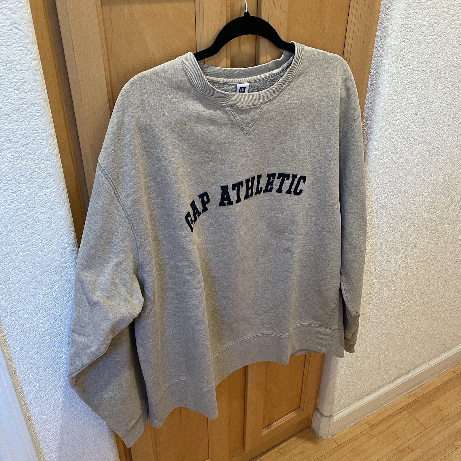 Men’s Light Beige Gap Athletic Pullover Long Sleeve Top Size Large gallery