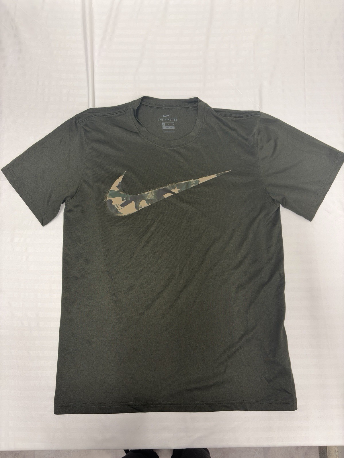 Nike Shirt Men’s Medium Forest Green Camouflage Swoosh Dri Fit Gym Running Top gallery