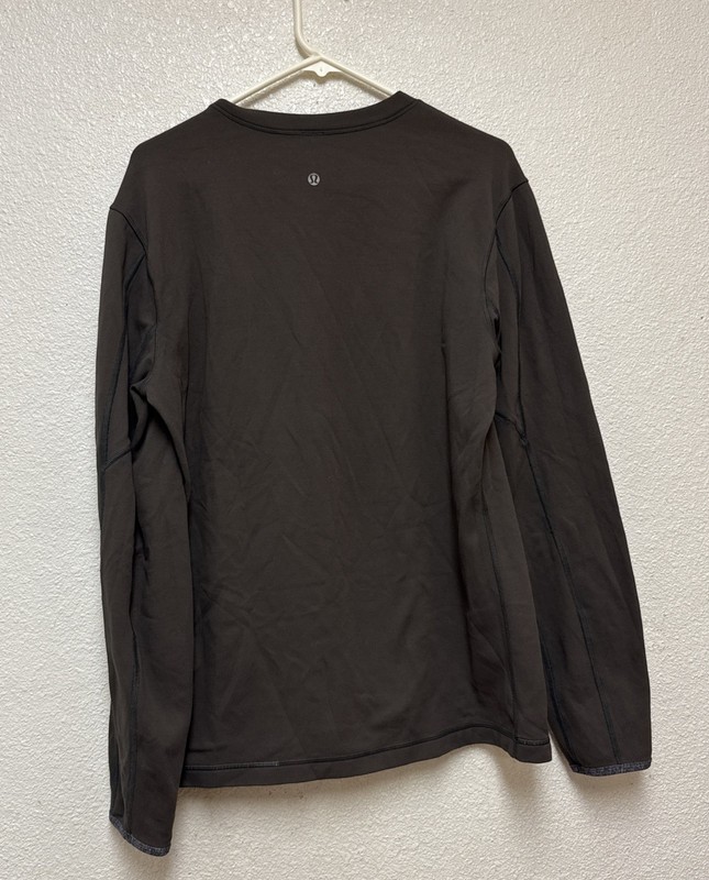 Lululemon Men’s Reversible Green/Gray Long Sleeve Shirt With Thumbholes Sz XL gallery