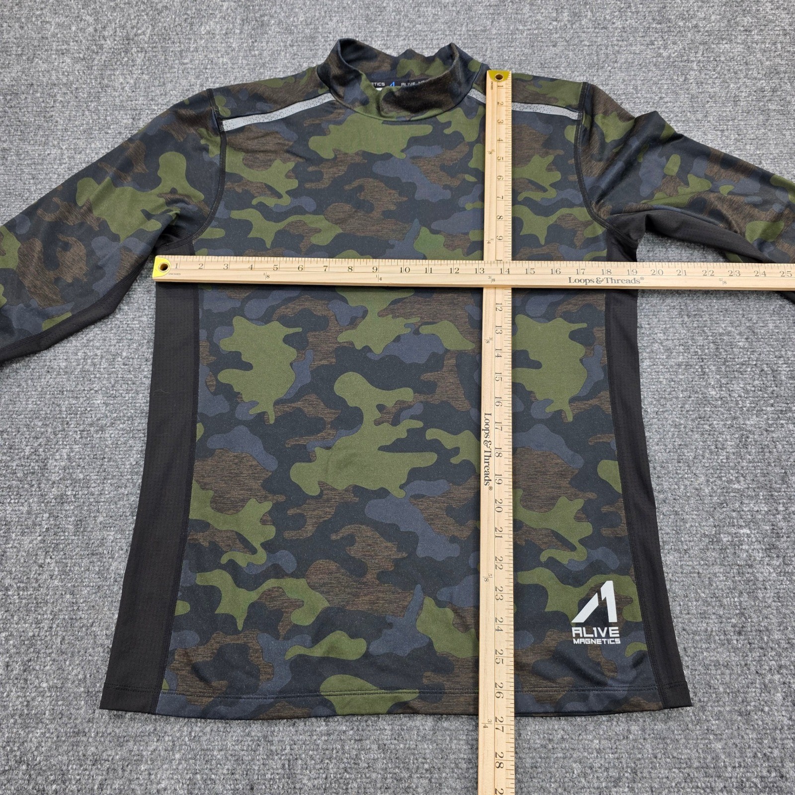Men's Medium Alive Magnetics Camouflage Mock Neck Long Sleeve Athletic Shirt gallery