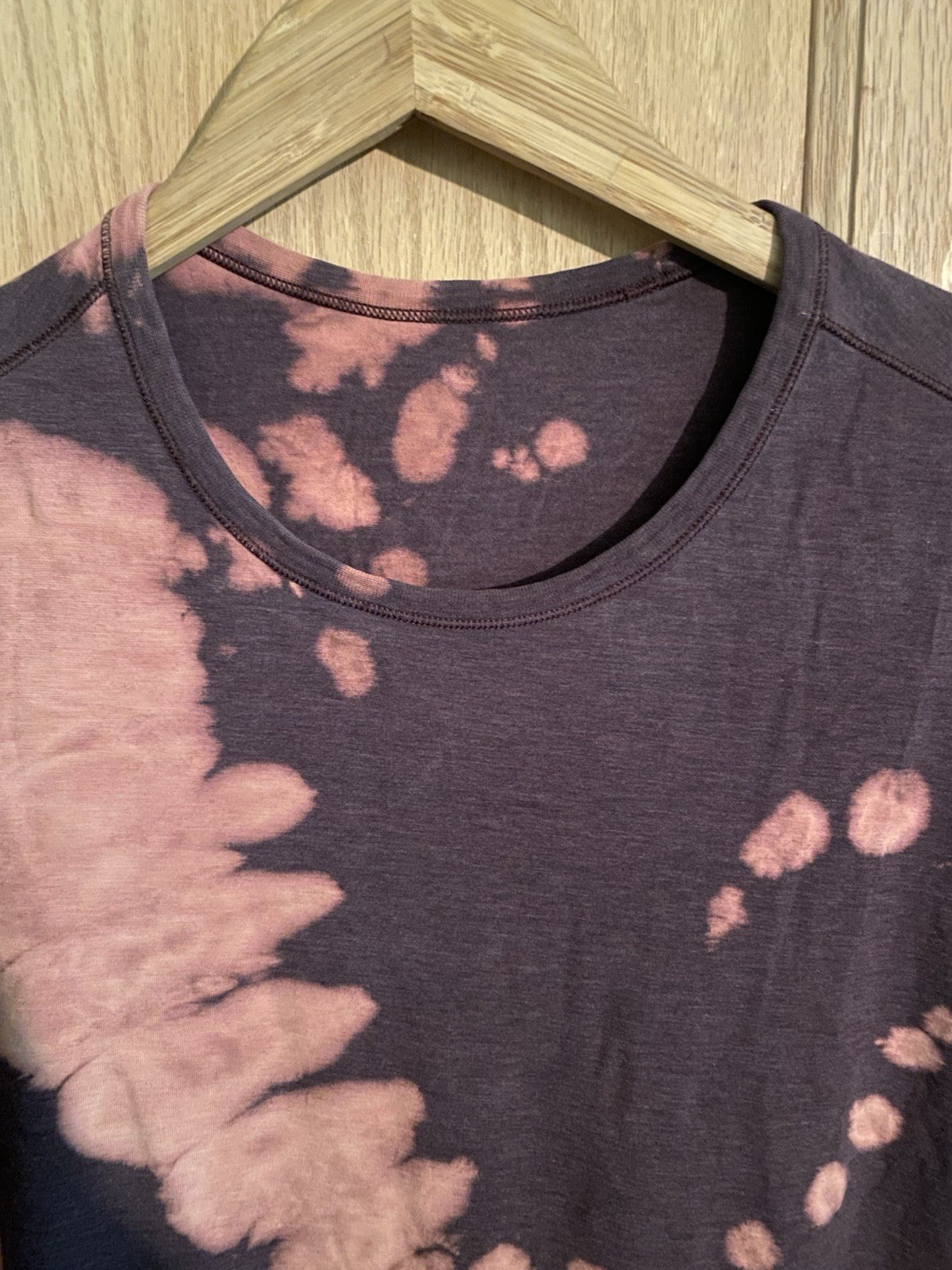 Lululemon Men's Large Trim Maroon/Red Custom Tie-dye Stretch Short Sleeve Shirt gallery