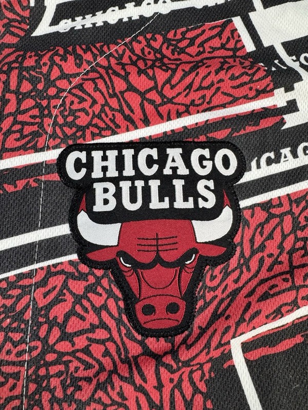 UNK Men's Size Large NBA Chicago Bulls Baseball Jersey Red White gallery