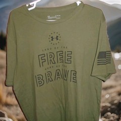UNDER ARMOUR MENS LAND OF FREE HOME OF BRAVE TSHIRT SIZE XL IN GOOD CONDITION