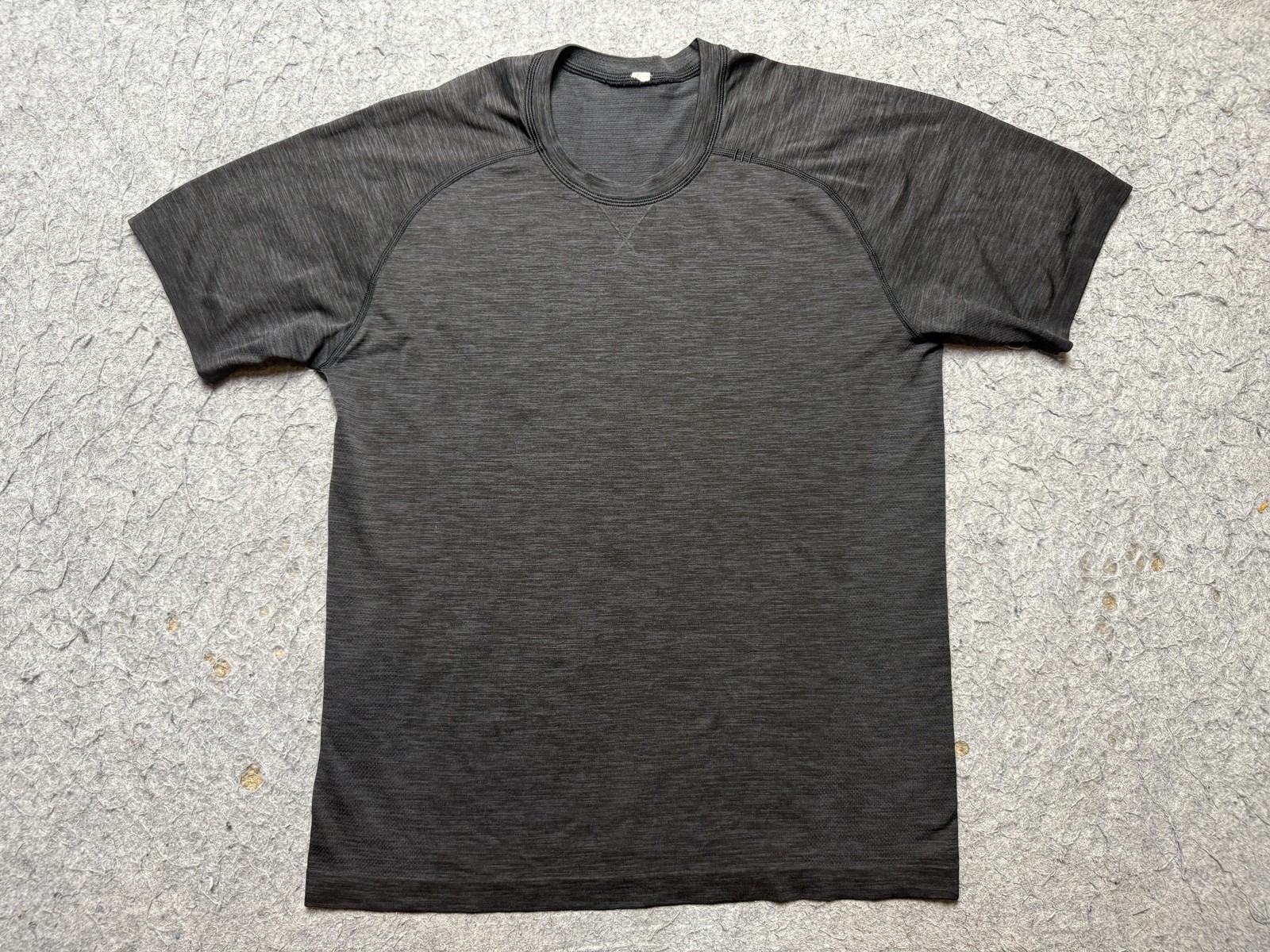 Lululemon Shirt Mens Medium Dark Gray Heather Raglan Athletic Performance Tee gallery