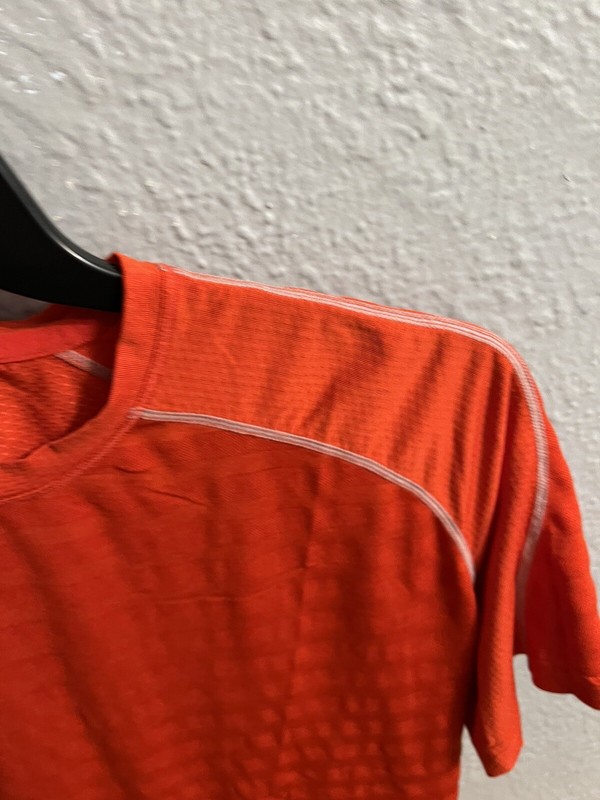 Men's Pullover Red Avalanche Short Sleeve Size Medium Shirt gallery