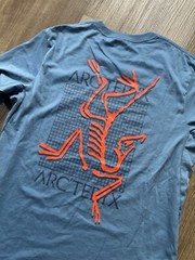Arc’teryx Arc’Multi Bird Logo SS Men’s Cotton Shirt – Stone Wash – Size Medium