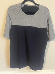 Lululemon Men’s In Your Element T-Shirt Breast-Pocket Navy Blue Gray Gym Large