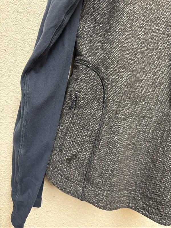 Lululemon Men’s Two Tone Blue Athletic 1/4 Zip Pullover Shirt Hidden Pocket Sz L gallery