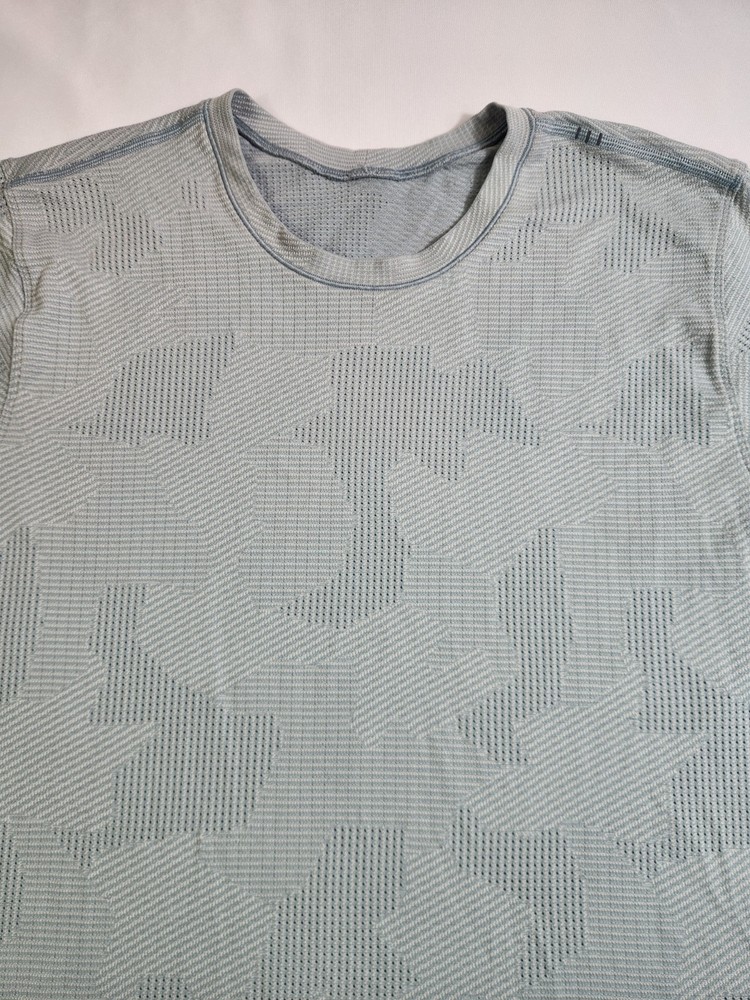 Lululemon Shirt Men Size M Gray Short Sleeve Activewear Performance Slim Fit Tee
