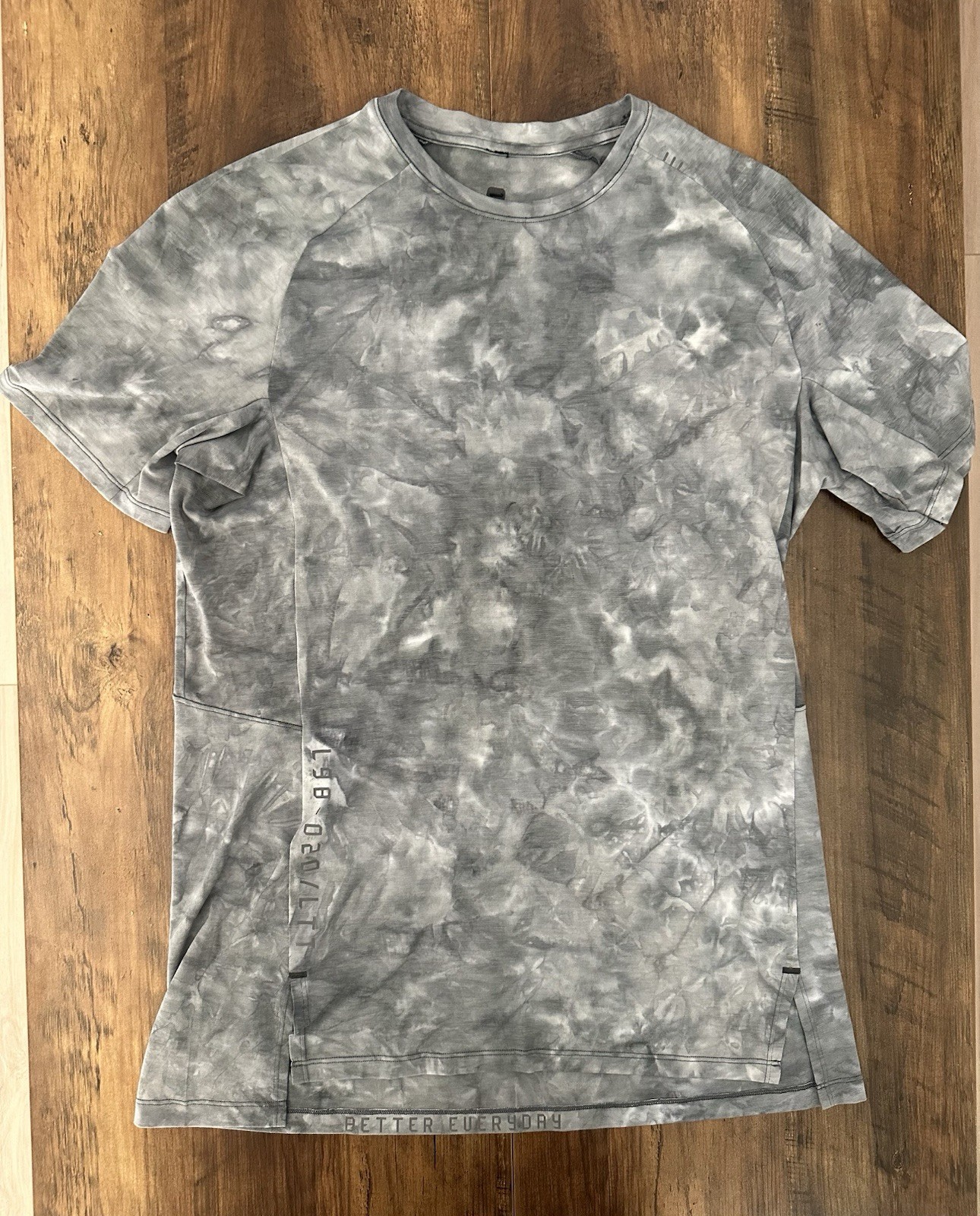 Lululemon Men’s Athletic Short Sleeve Shirt Medium Gray Tie Dye gallery