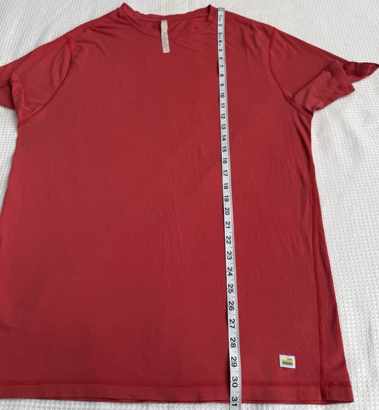 Vuori Men’s Red Current Tech Tee Size XL gallery