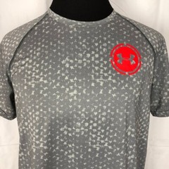Under Armour Heat Gear Loose Fit Short Sleeve Shirt Size Medium Gray and Red
