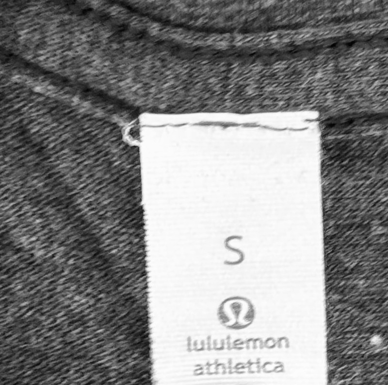 Men’s Lululemon Small Dark Gray Heather Short Sleeve Pocket T Shirt - PreOwned gallery