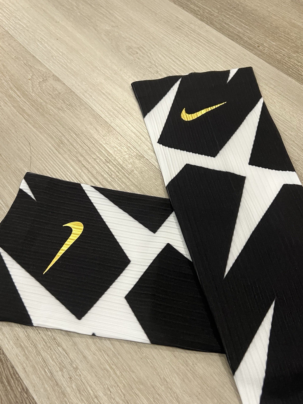 Nike Elite 2021 Gold Medalist Arm Sleeves Size Medium, Aeroswift Black White gallery