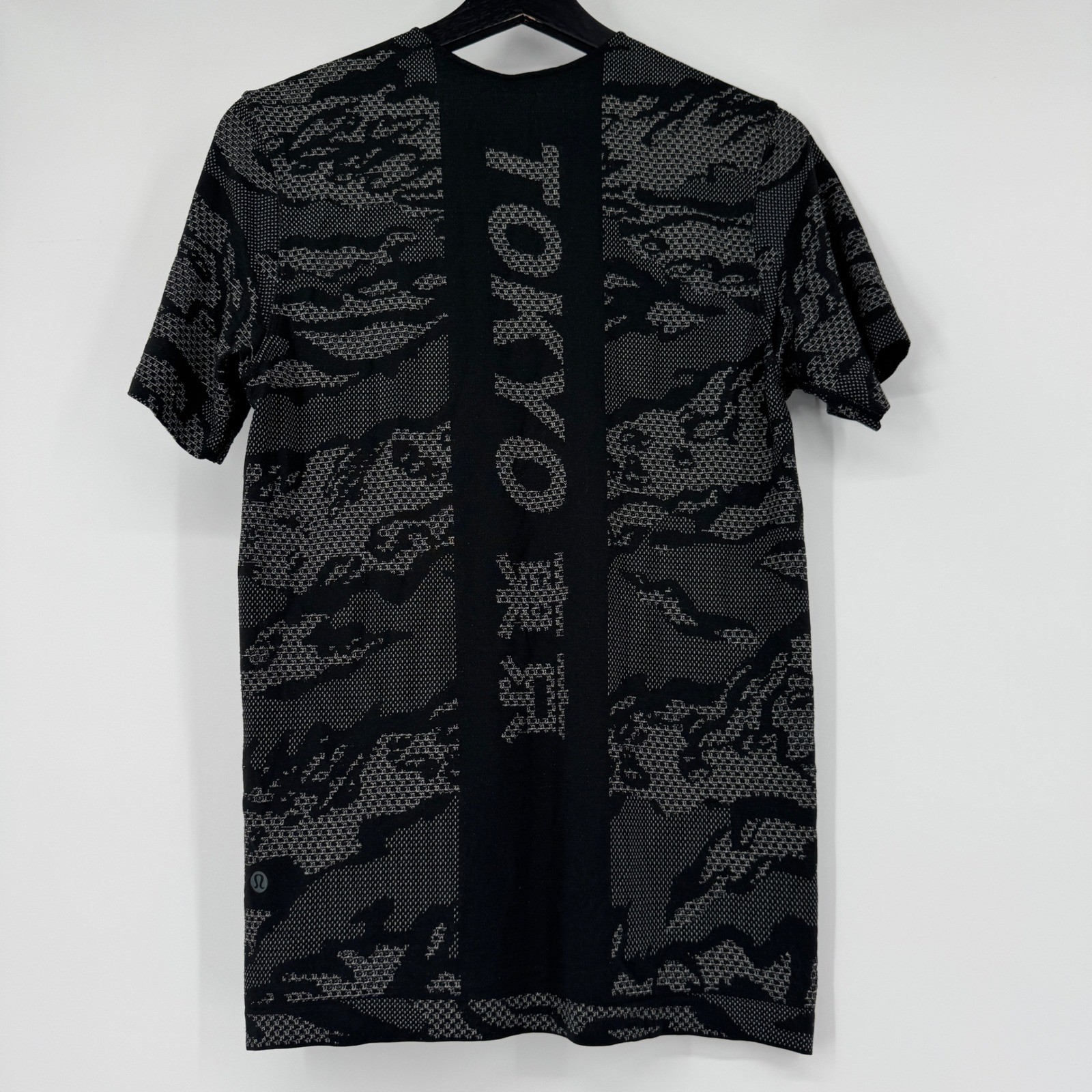 Lululemon Metal Vent Tech Tokyo Camo Short Sleeve Shirt Mens XS Black Grey gallery