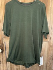 🔥NWT Lululemon Men’s License To Train Short Sleeve – XXL- LGYG/Legacy Green