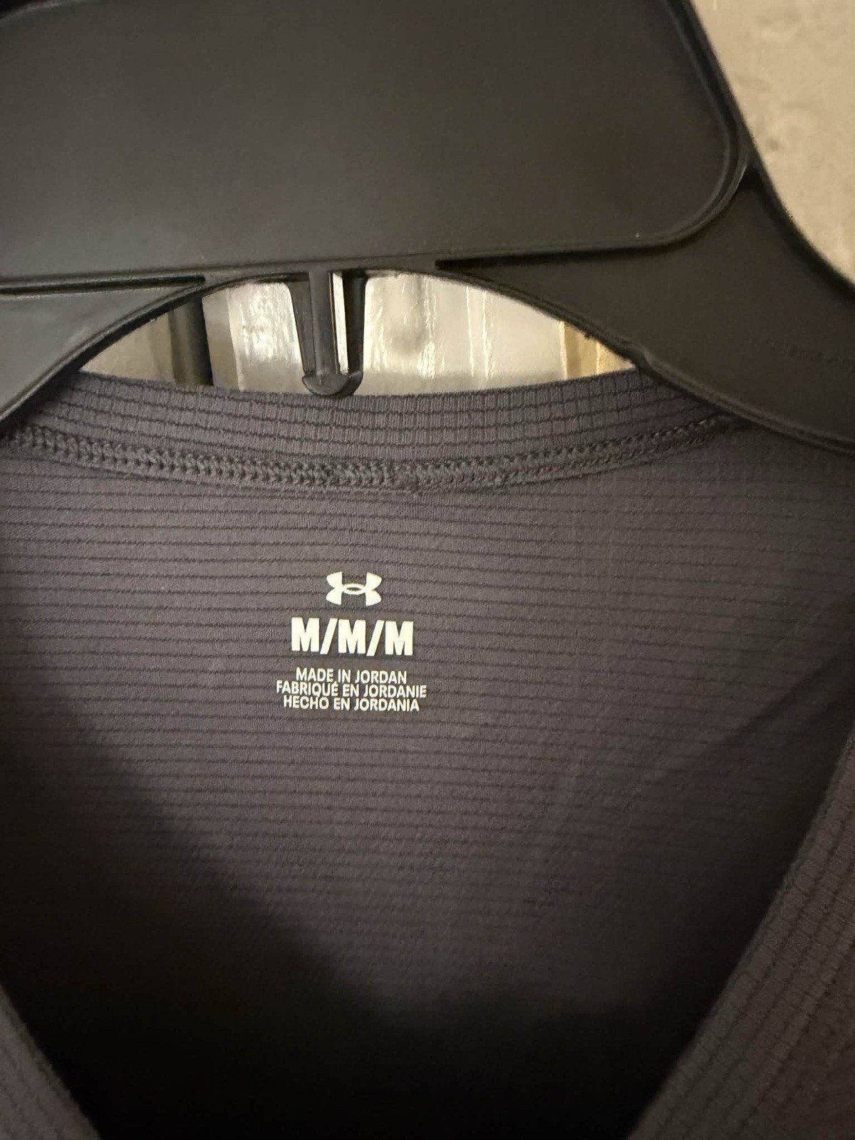 MEN'S UNDER ARMOUR COOL SWITCH SIZE MEDIUM VENTED SHORT SLEEVE BLACK T-SHIRT gallery