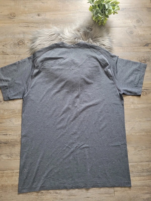 LULULEMON 🍉 Metal Vent Tech Short Sleeve Shirt Men's Size XLarge Gray & White gallery