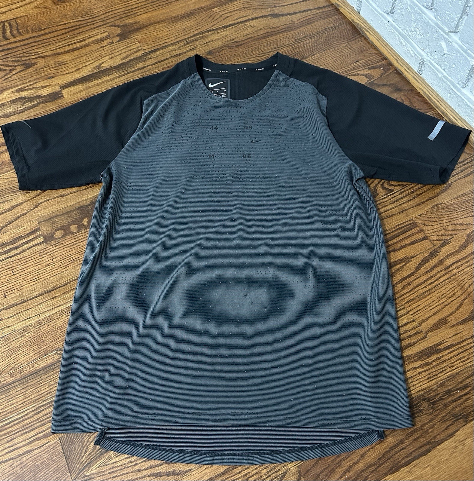 Nike Tech Pack Knit Running Short Sleeve Shirt Grey CJ5731-010 Size Small gallery