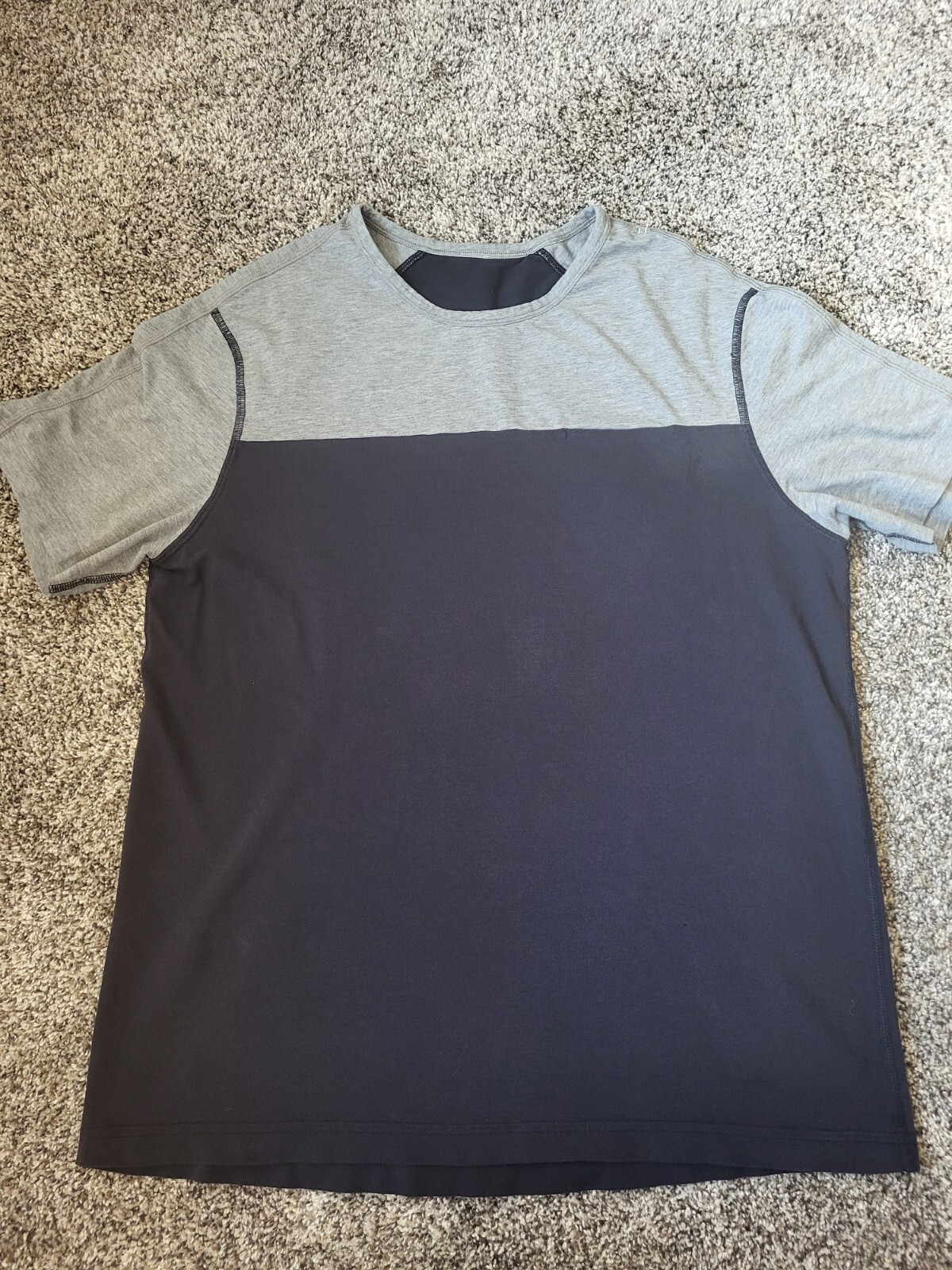Lululemon In Your Element Pocket Tee Shirt Grey/Navy Men’s Large gallery