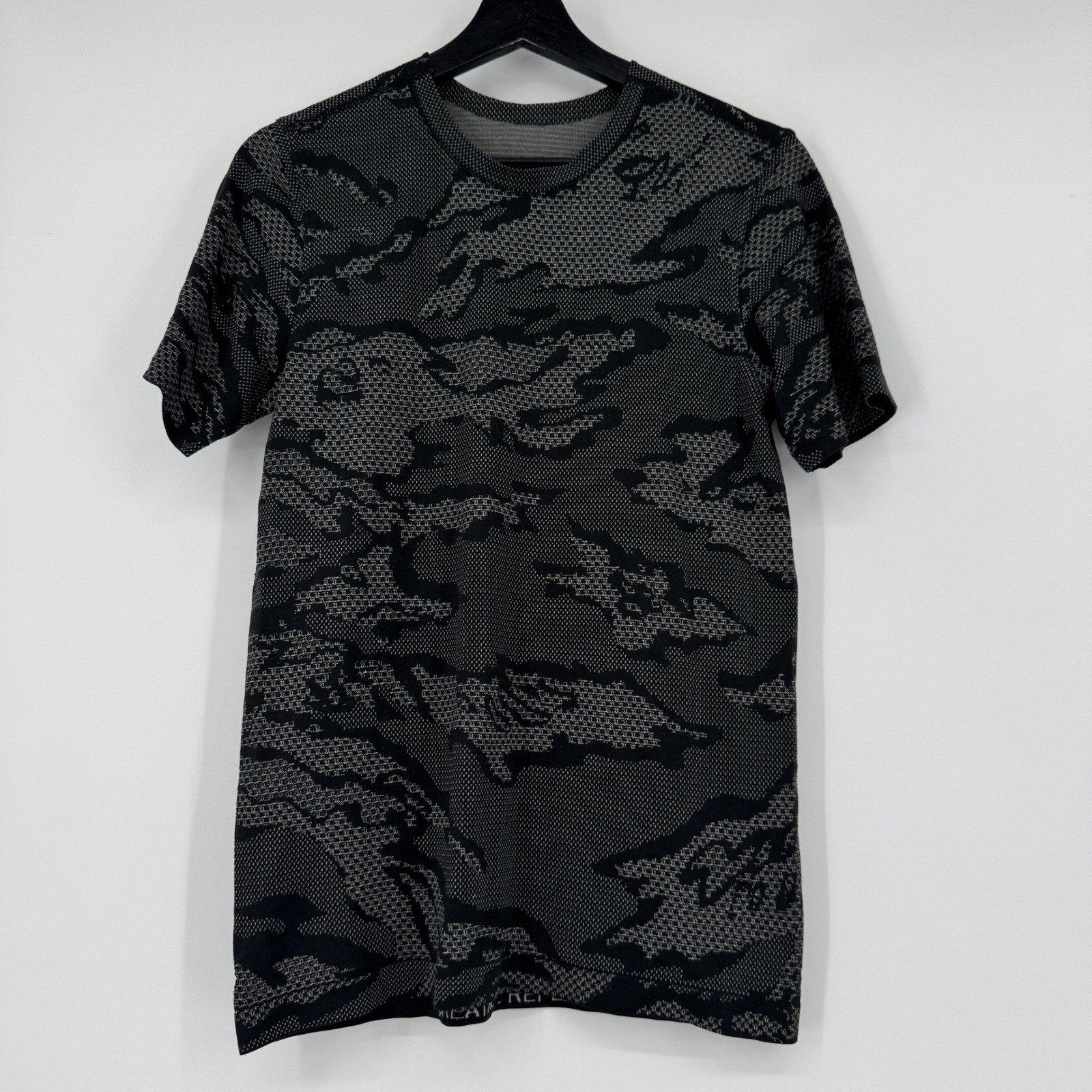 Lululemon Metal Vent Tech Tokyo Camo Short Sleeve Shirt Mens XS Black Grey gallery