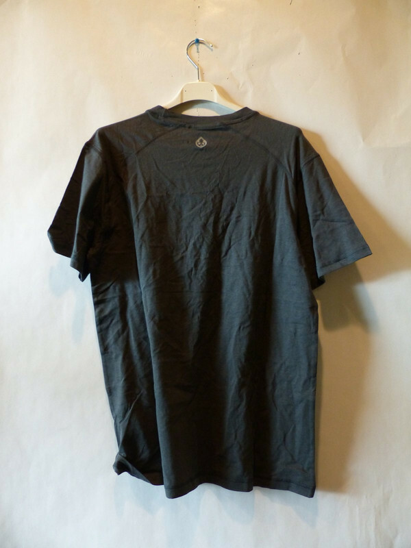 TASC MENS PERFORMANCE VERSATILE CARROLLTON FITNESS T SHIRT IN GUNMETAL SIZE S gallery