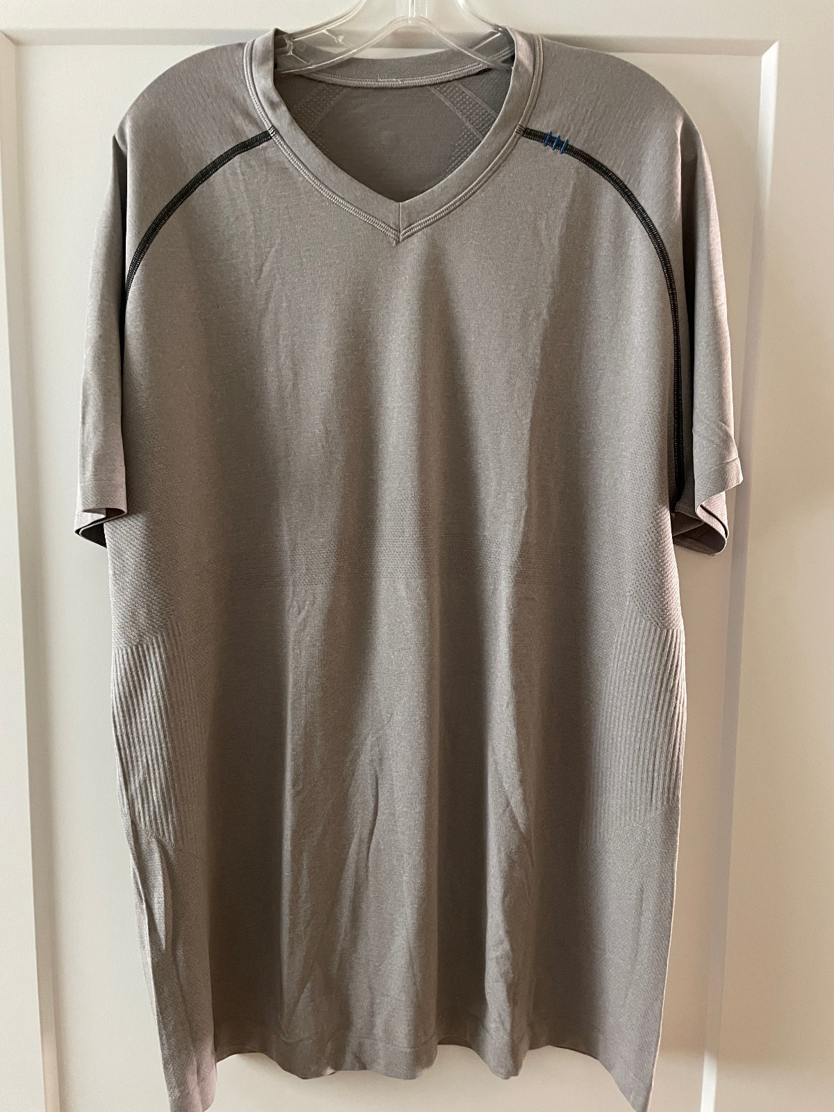 Lululemon Metal Vent Tech Men's V-Neck Short Sleeve Shirt - Light Gray XL gallery