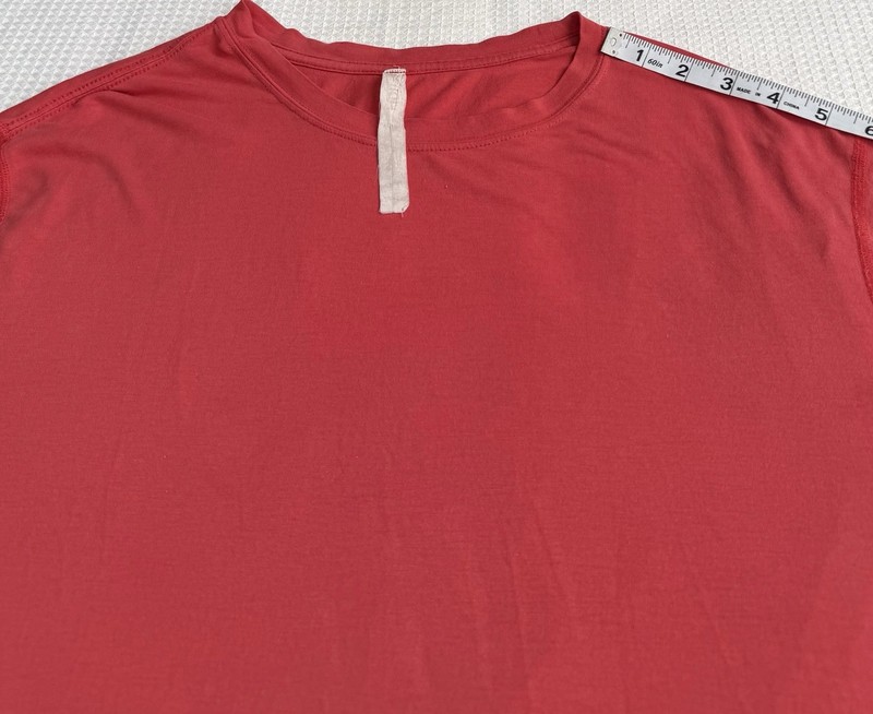 Vuori Men’s Red Current Tech Tee Size XL gallery