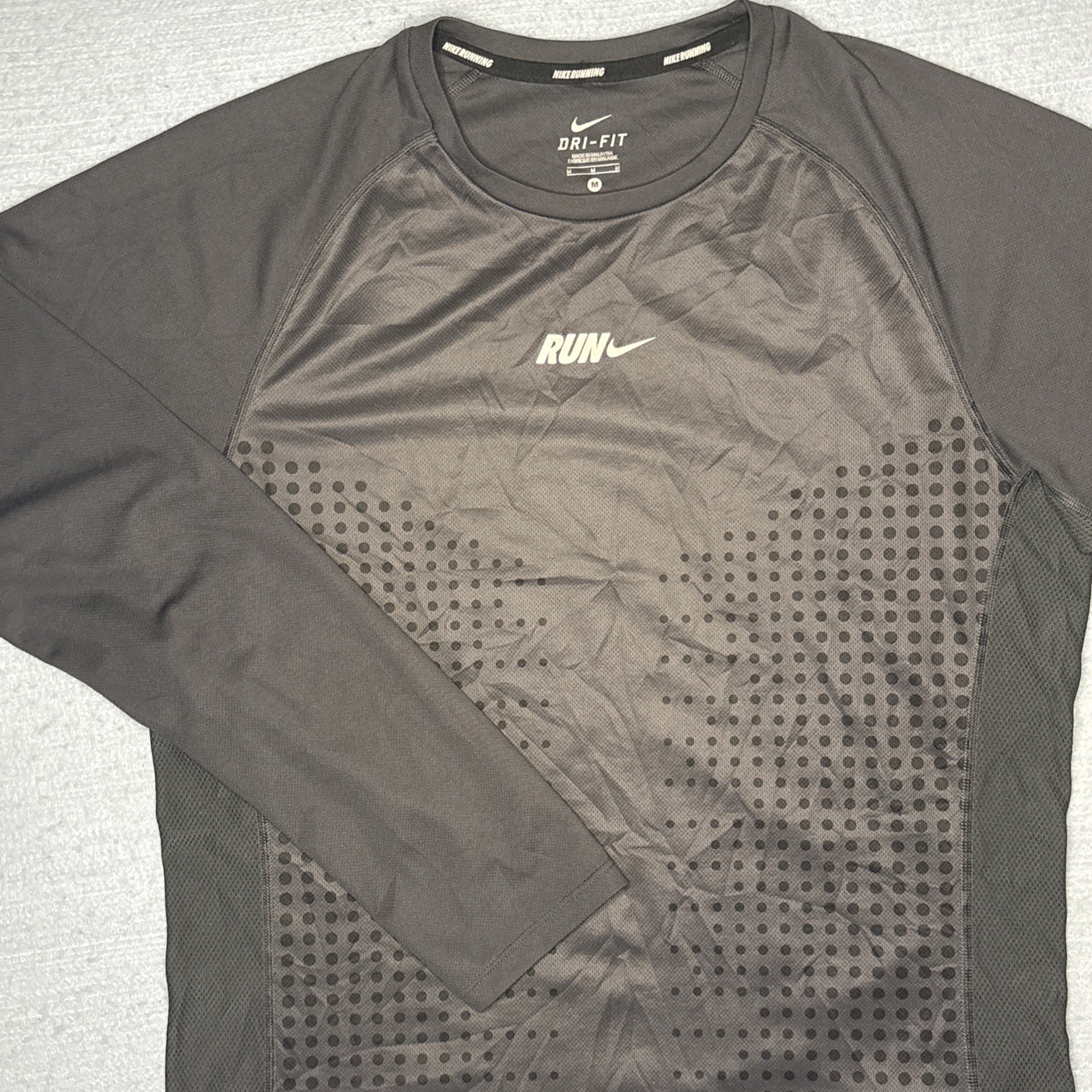 Nike Running Men's Size M Grey Long Sleeve Crew Neck Dry Fit gallery