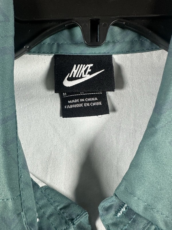 Nike Logo Short Sleeve Button Up Bowling Shirt Green Bulls Men’s Size M gallery