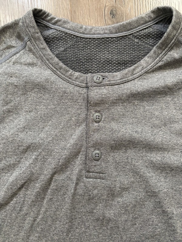 Lululemon Metal Vent Tech Light Gray Long Sleeve Henley Neck Shirt Men’s Medium gallery