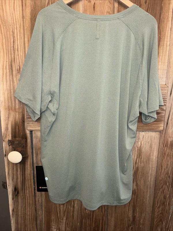 🔥NWT Lululemon Men’s License To Train Short Sleeve - XXL- CRBU/Crater Blue gallery