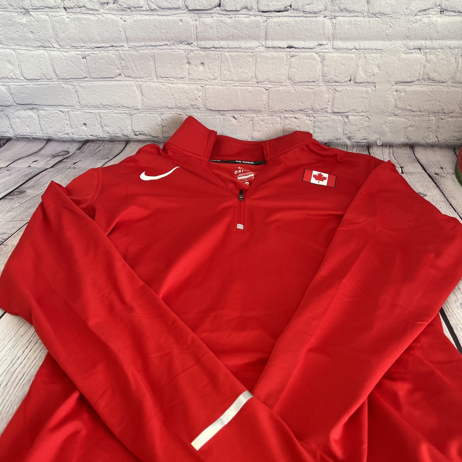 Nike Canada Team Issued 1/2-Zip Running Top Red 854172-611 Men’s Size M Medium gallery