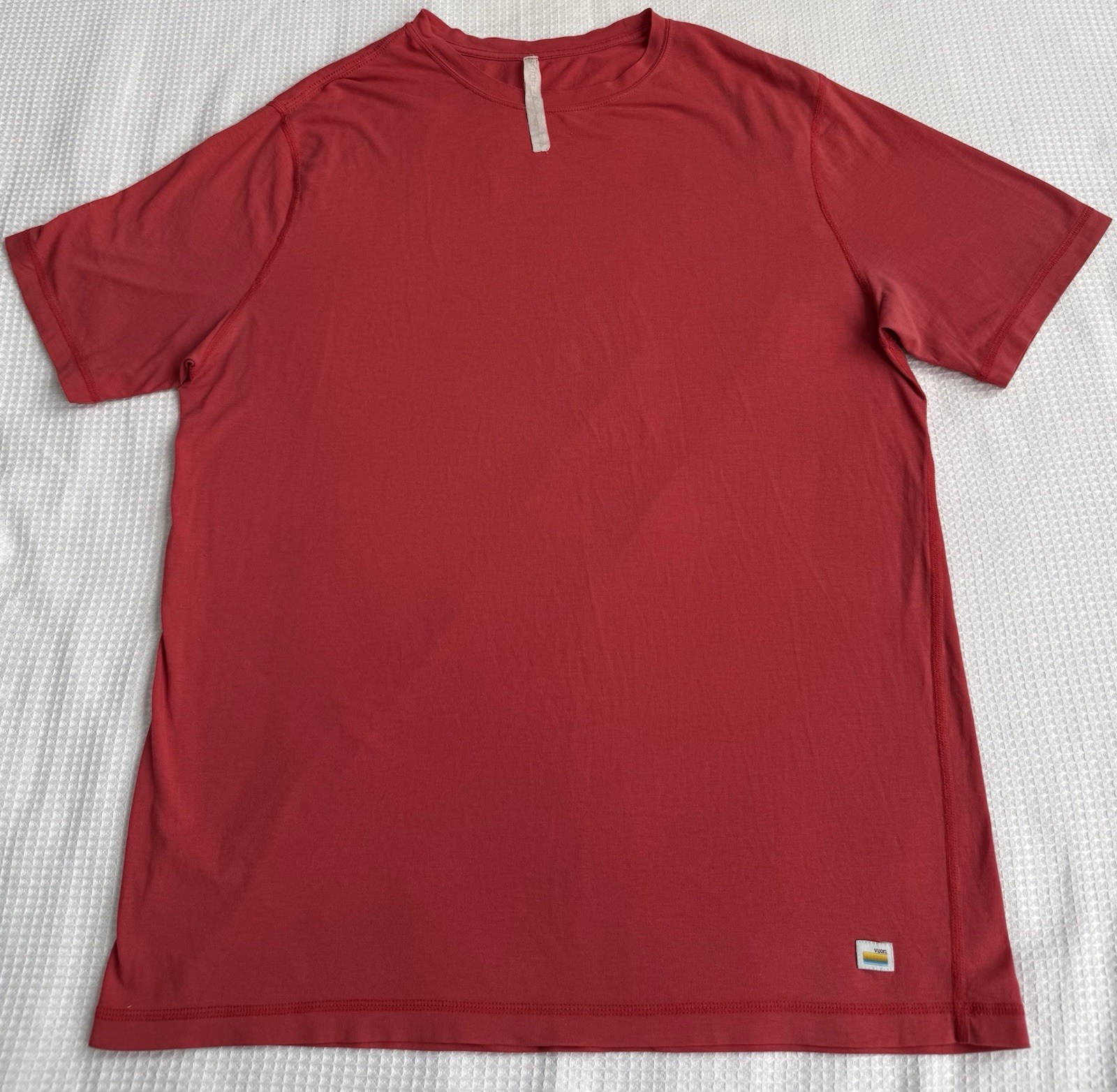 Vuori Men’s Red Current Tech Tee Size XL gallery