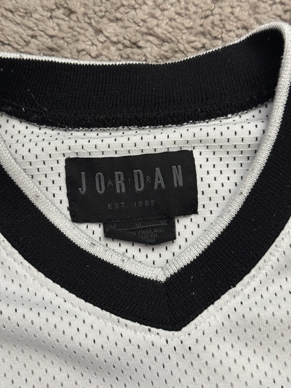 NIKE Jordan Air Mesh Gym White Thick Jersey Mens Size Medium gallery