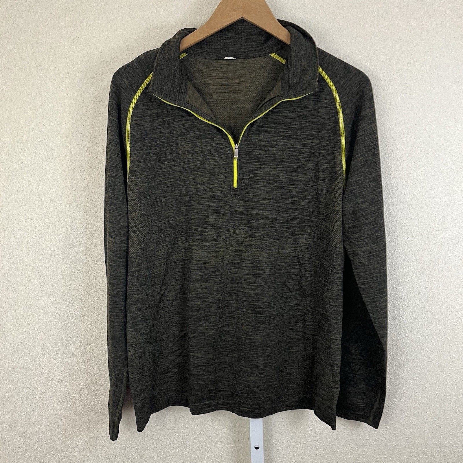 Lululemon Metal Vent Tech Long Sleeve Shirt Mens M Medium 1/4 Zip Green Neon gallery