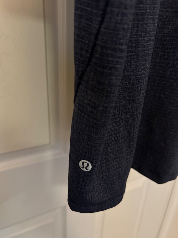 Lululemon Men’s Short Sleeve T-Shirt Size Large Gray & Silver Weave -EUC gallery