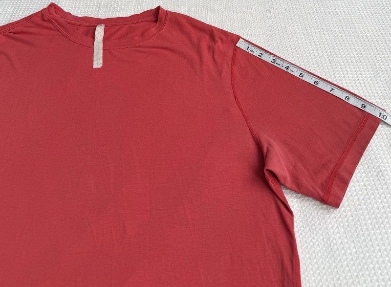 Vuori Men’s Red Current Tech Tee Size XL gallery