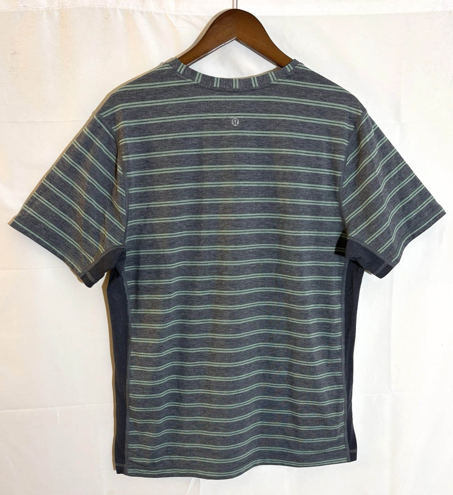 Lululemon Men's Large Gray & Green Stripe Short Sleeve Performance T-Shirt Tee gallery