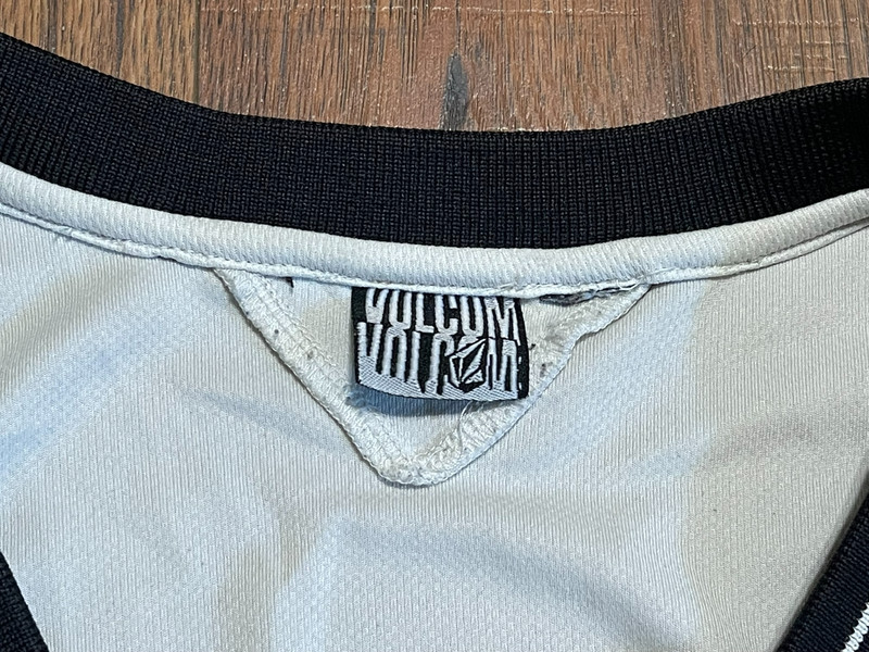Vintage Volcom Graphic Tank Top Measures Medium Aqua Black White Ombre gallery