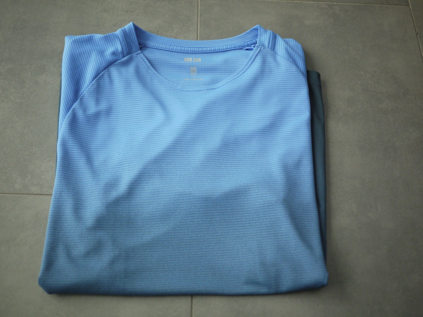 Uniqlo Men Peformance Dry-Ex Blue Short Sleeve Top - Size S gallery