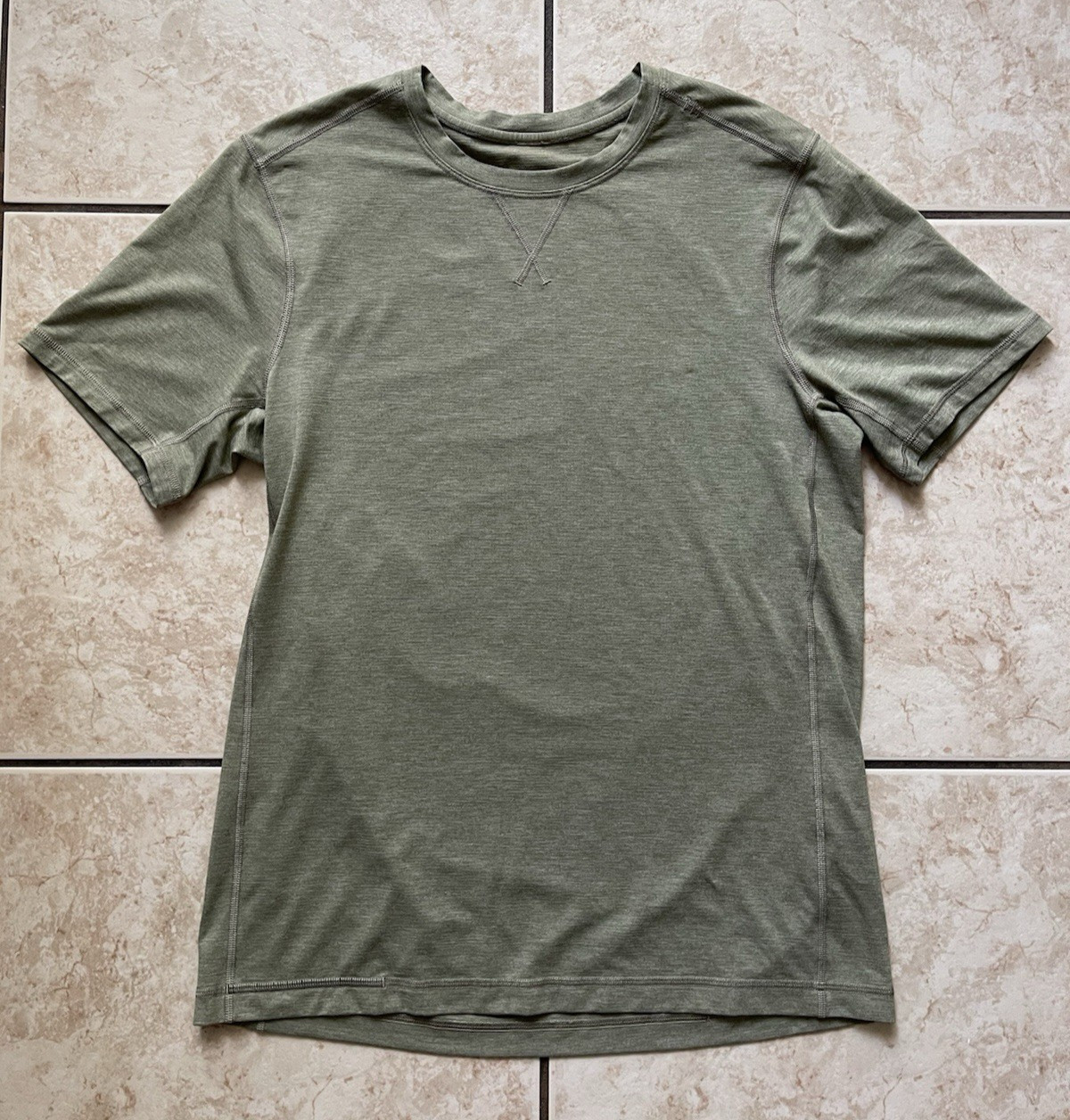 Lululemon Men’s Short Sleeve Medium Athletic T-Shirt Light Work Travel Sport Top gallery