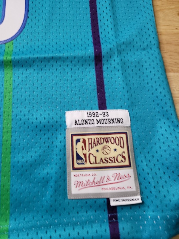 Mitchell & Ness NBA SWINGMAN ROAD JERSEY - HORNETS 92 ALONZO MOURNING Medium gallery