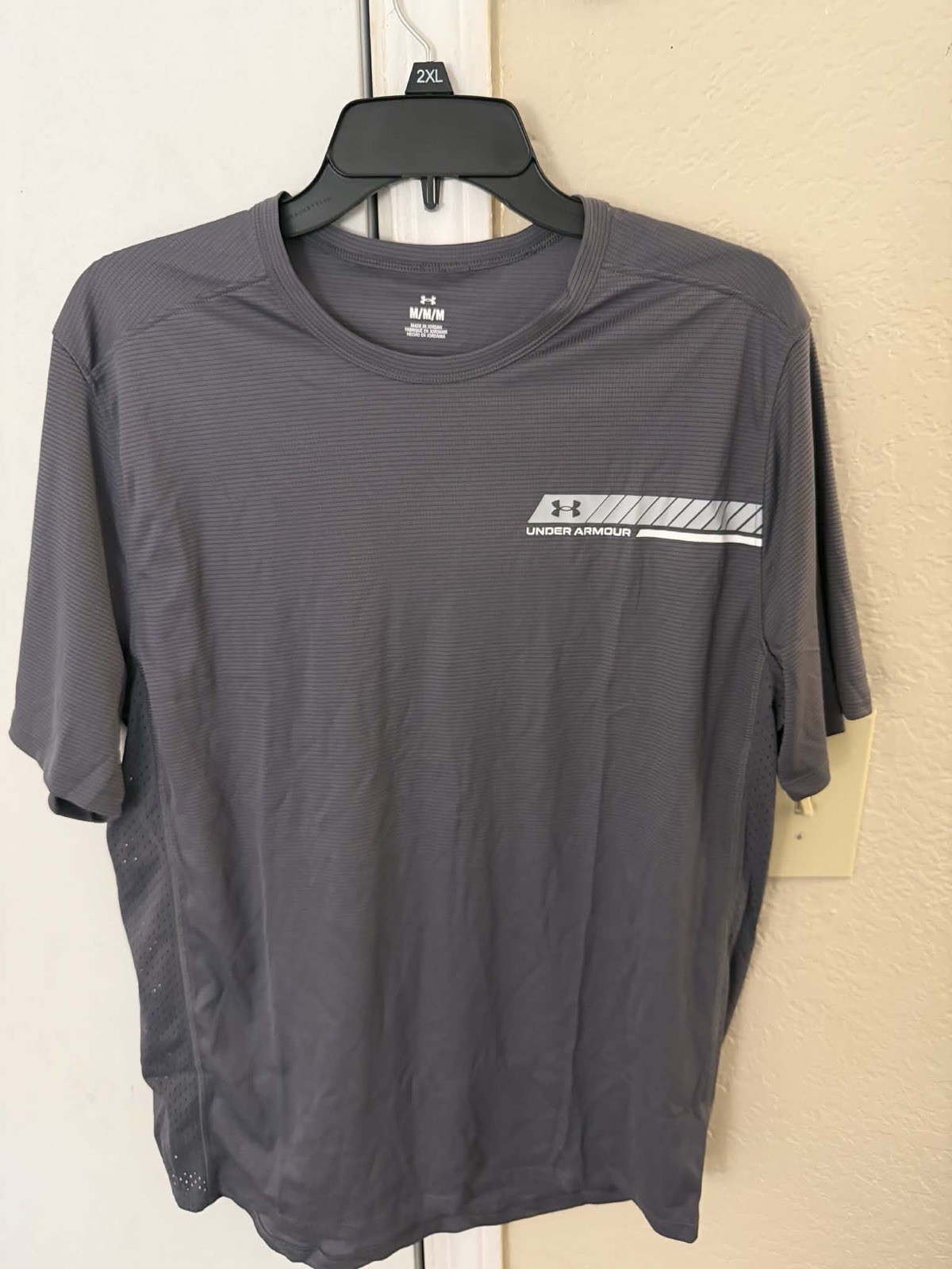 MEN'S UNDER ARMOUR COOL SWITCH SIZE MEDIUM VENTED SHORT SLEEVE BLACK T-SHIRT gallery
