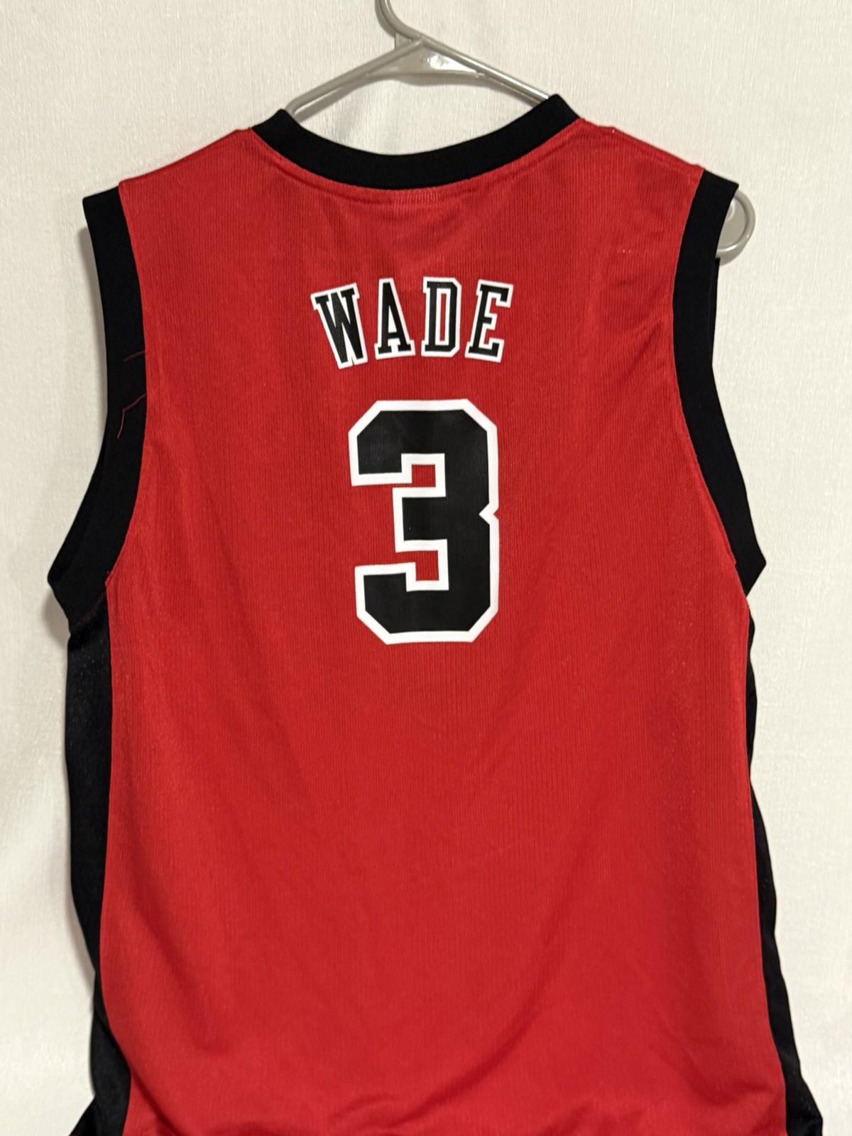 Dwyane Wade Chicago Bulls jersey #3. Good conditon size XL. gallery