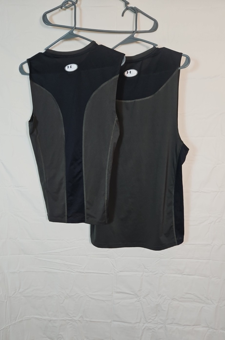 UNDER ARMOUR MEN'S HEAT GEARTANK TOPS LOT OF TWO (2) GREEN AND BLACK SIZE: M gallery