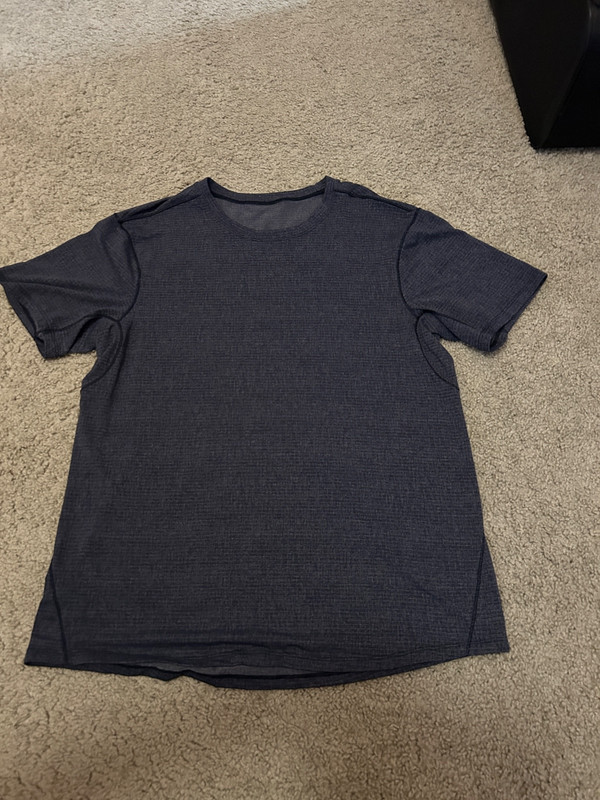 Lululemon Men’s Short Sleeve T-Shirt Size Large Gray & Silver Weave -EUC gallery
